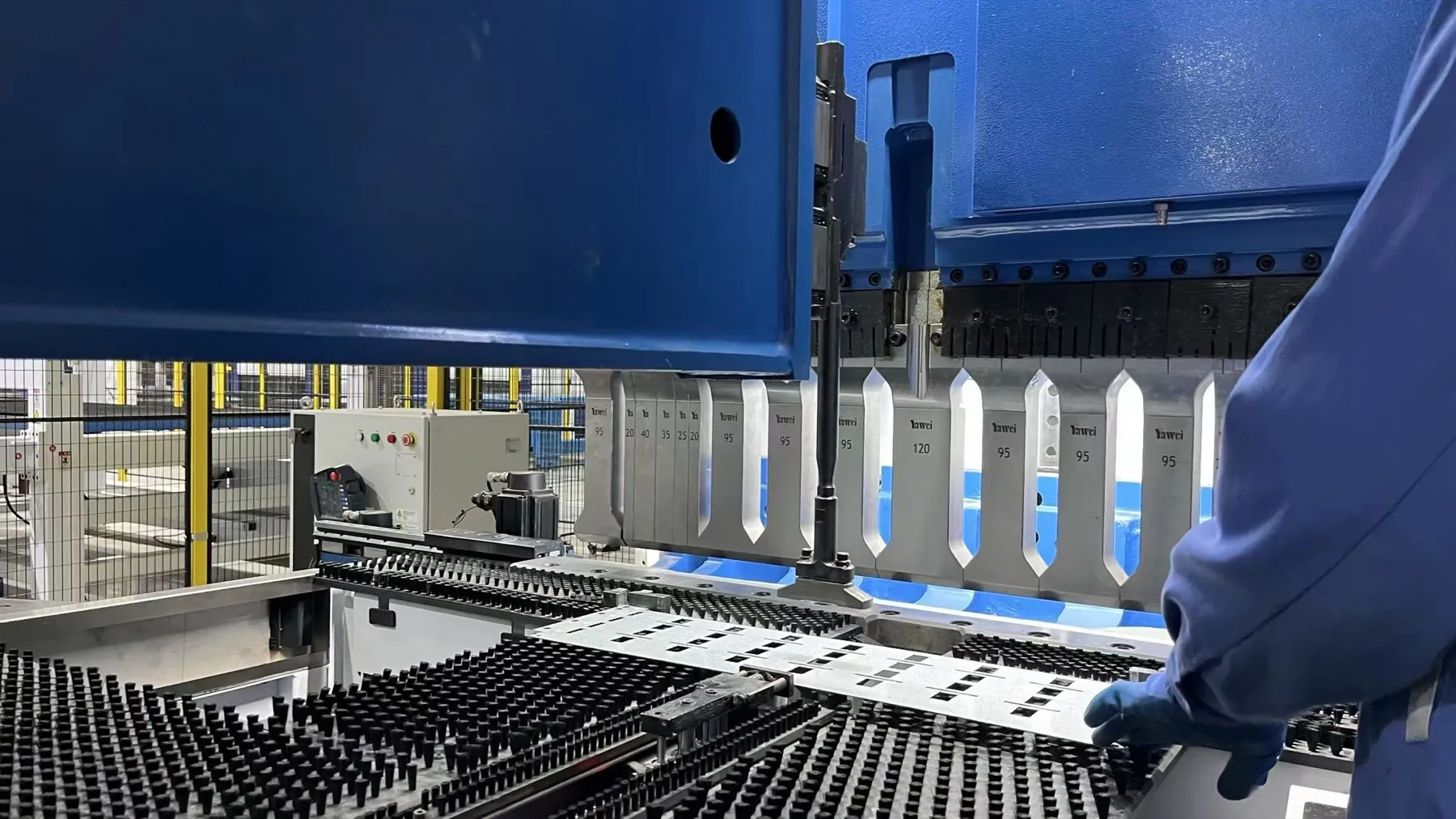 Production detail at a press brake
